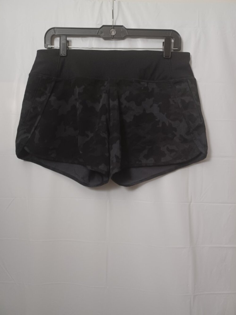 CRZ YOGA CAMO PRINT RUNNING ACTIVEWEAR SHORTS BLACK GRAY SIZE M(8/10)
